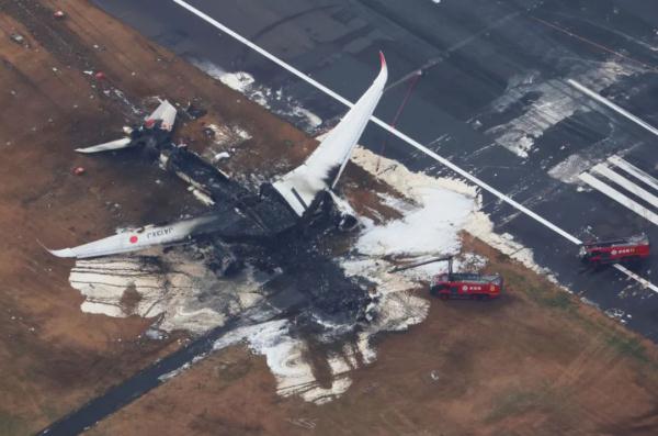 通话记录公布!飞机起火瞬间,机舱内部画面曝光→ 通话记录公布!飞机起火瞬间,机舱内部画面曝光→