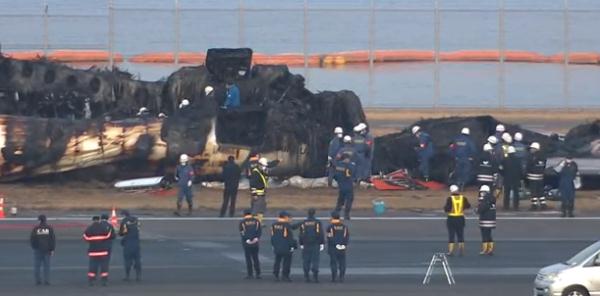 通话记录公布!飞机起火瞬间,机舱内部画面曝光→ 通话记录公布!飞机起火瞬间,机舱内部画面曝光→