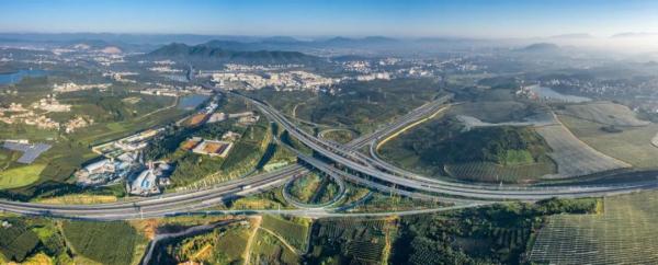 一道通三省 都香高速公路昭通段全线建成通车