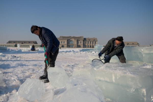 呼和浩特：冰雪乐园建设忙