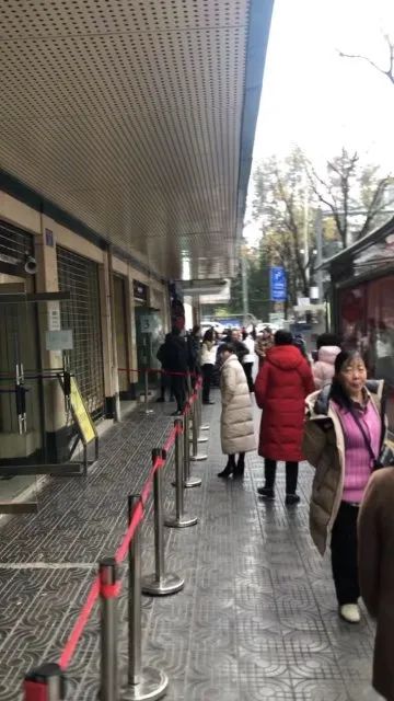 不要信!昆明一公交卡充值点门口,有人专门搭讪老年人…… 不要信!昆明一公交卡充值点门口,有人专门搭讪老年人……