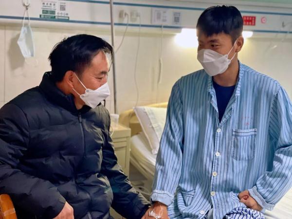 五旬父母争相捐肾，救下25岁儿子