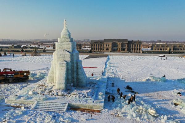 呼和浩特：冰雪乐园建设忙