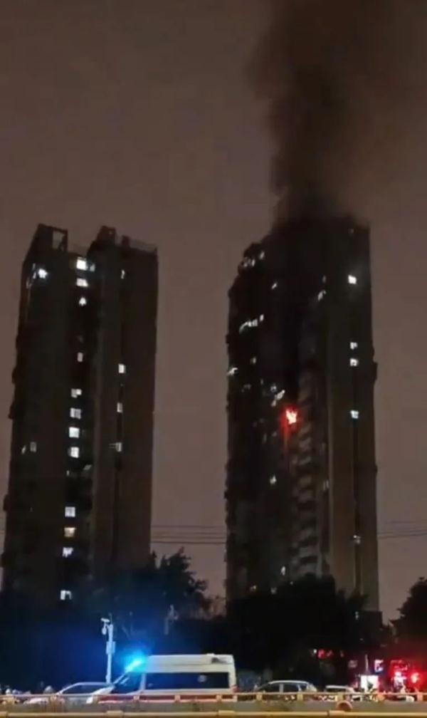 福州一小区发生火灾，窗户从16楼坠落