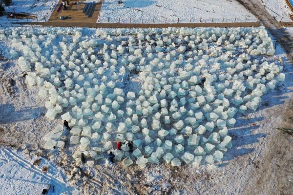 呼和浩特：冰雪乐园建设忙