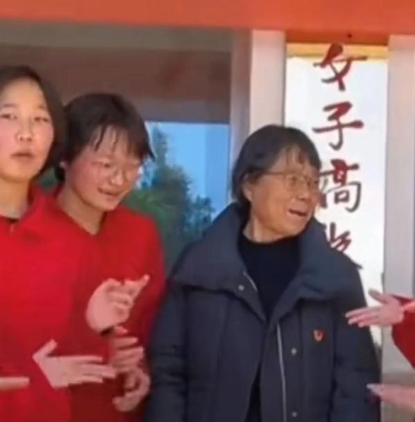 比心比耶都配合！新年合影，张桂梅和孩子们笑得一样甜……