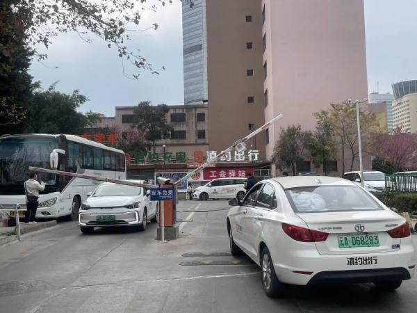 昆明一停车场1个多小时收费50元？官方回复→