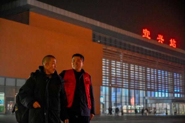 跟拍2000公里 记录跨越半个多世纪的团圆