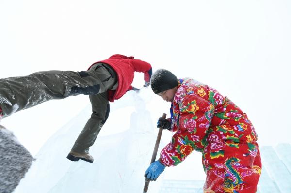 齐聚哈尔滨！各国冰雕高手展现“冰城”极寒之美