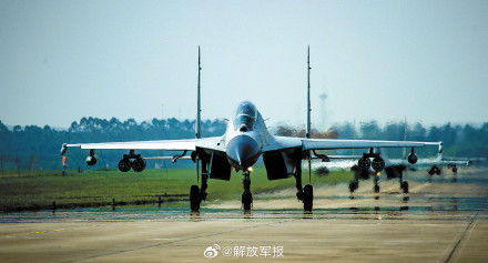 战鹰出击啸海天！