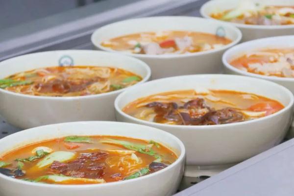 学校食堂永远是大学生的避风港，网友：毕业了，还想回去吃！