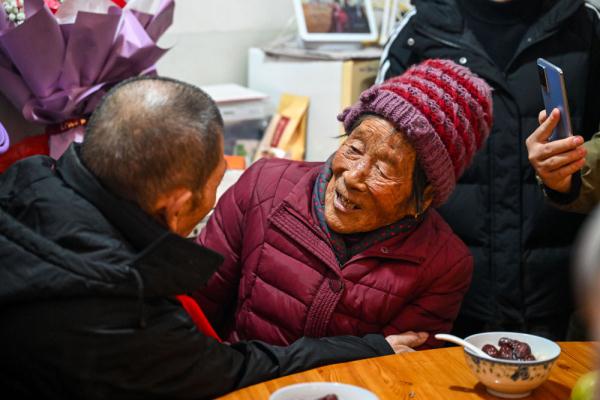 跟拍2000公里 记录跨越半个多世纪的团圆