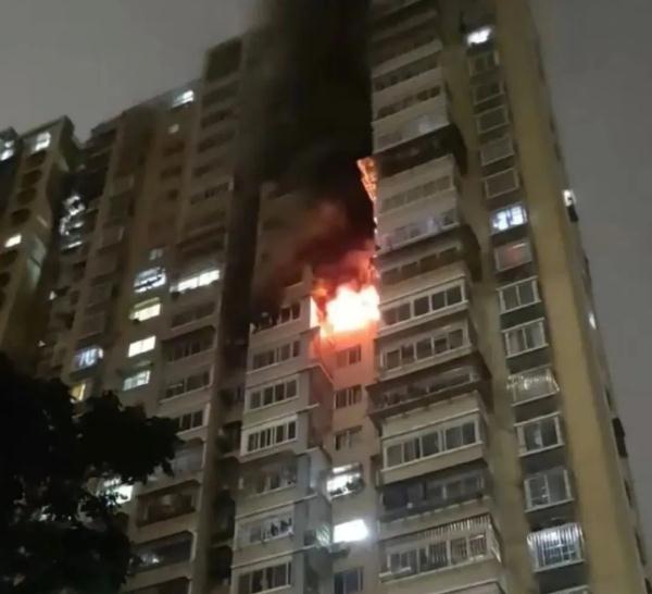 福州一小区发生火灾，窗户从16楼坠落