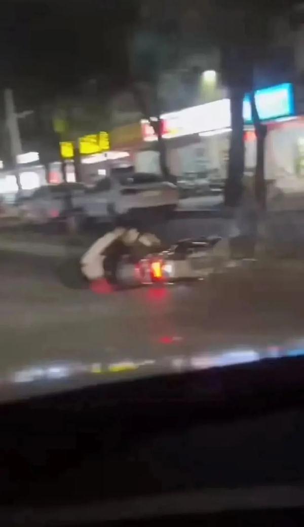 两人骑摩托车向路人燃放烟花？警方通报：系未成年！