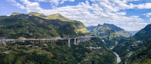 一道通三省 都香高速公路昭通段全线建成通车