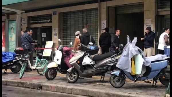 不要信!昆明一公交卡充值点门口,有人专门搭讪老年人…… 不要信!昆明一公交卡充值点门口,有人专门搭讪老年人……