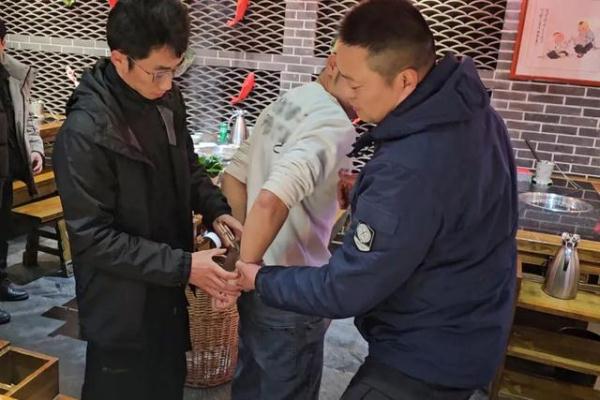 意外收获!民警餐馆吃饭,顺手抓了俩逃犯…… 意外收获!民警餐馆吃饭,顺手抓了俩逃犯……