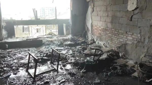 福州一小区发生火灾，窗户从16楼坠落