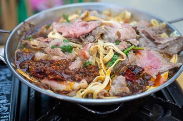 学校食堂永远是大学生的避风港，网友：毕业了，还想回去吃！