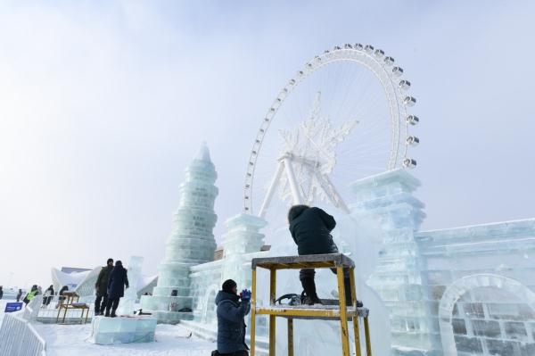 齐聚哈尔滨！各国冰雕高手展现“冰城”极寒之美