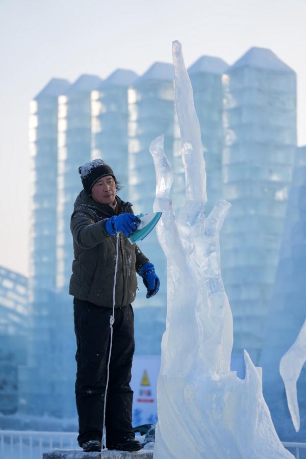 齐聚哈尔滨！各国冰雕高手展现“冰城”极寒之美
