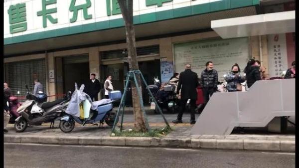 不要信!昆明一公交卡充值点门口,有人专门搭讪老年人…… 不要信!昆明一公交卡充值点门口,有人专门搭讪老年人……