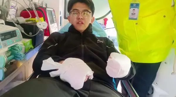 砸车窗救人的杭州小伙，被中政委点名表扬
