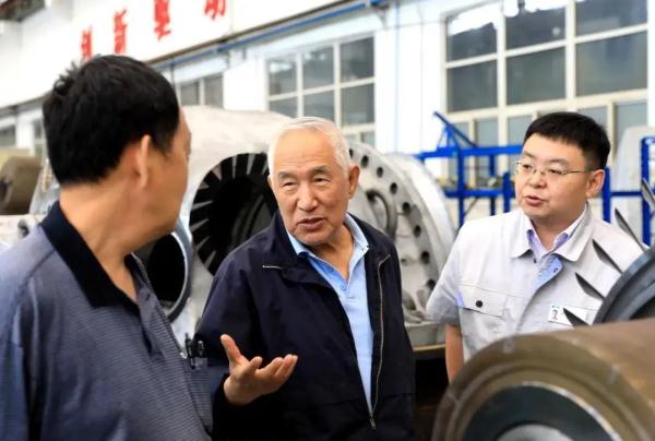 88岁开始“新工作”，百万网友粉上了他！