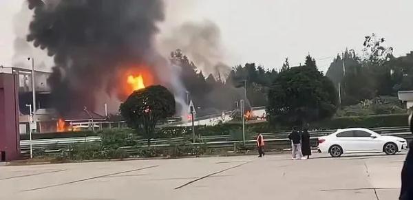 柴油罐车爆燃致2死2伤，损失441万元，5人被追责