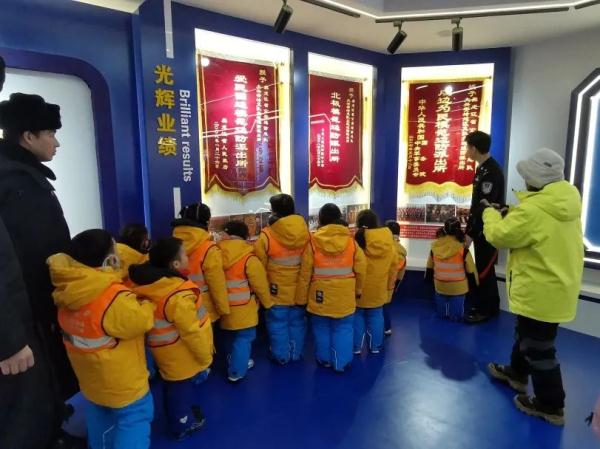 移民管理警察“看娃”，11个“砂糖橘”一个都没少