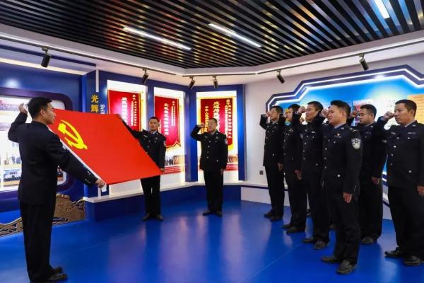 移民管理警察“看娃”，11个“砂糖橘”一个都没少