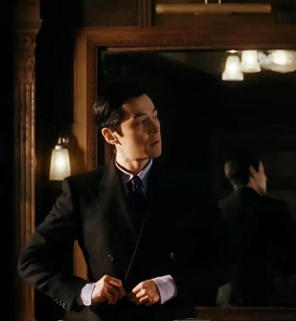 《繁花》爆了！1702元同款双人餐、16888元同款套房被抢光，胡歌西装也火了