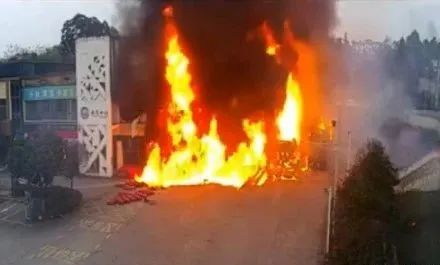 柴油罐车爆燃致2死2伤，损失441万元，5人被追责