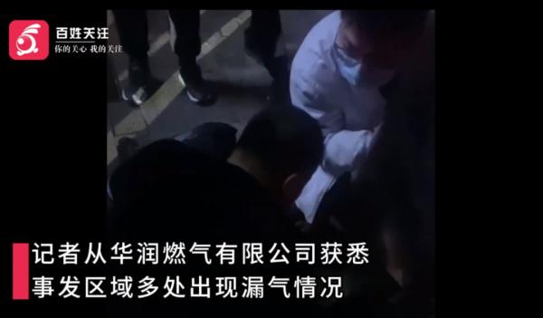 太危险！男孩往下水道塞鞭炮引爆炸，井盖炸飞、面部灼伤