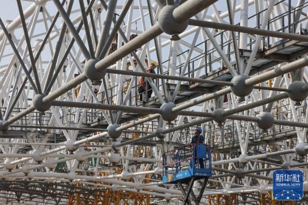 广州白云机场T3航站楼主楼封顶