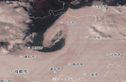 四川云图上出现巨大蛇头