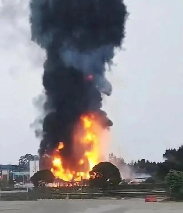 柴油罐车爆燃致2死2伤，损失441万元，5人被追责