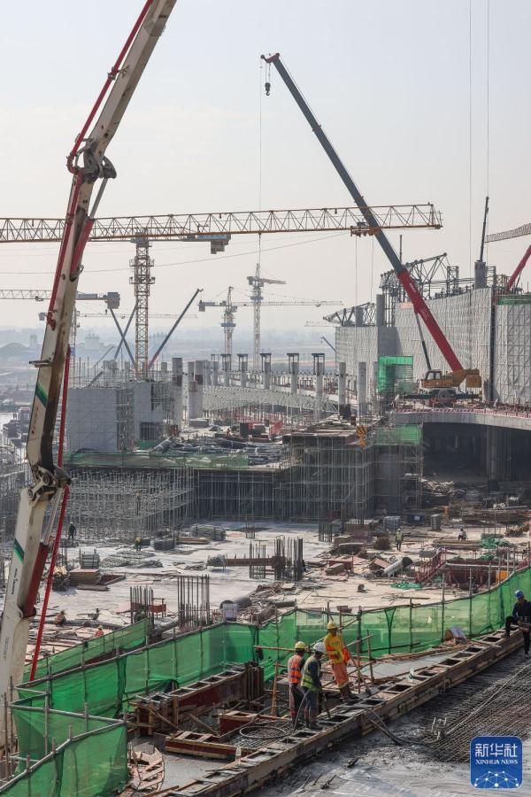 广州白云机场T3航站楼主楼封顶