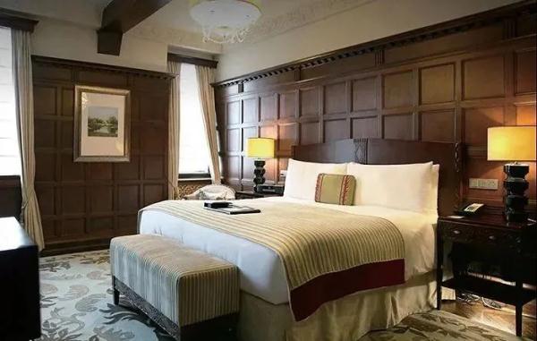 《繁花》爆了！1702元同款双人餐、16888元同款套房被抢光，胡歌西装也火了