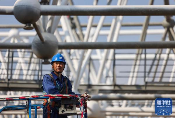 广州白云机场T3航站楼主楼封顶