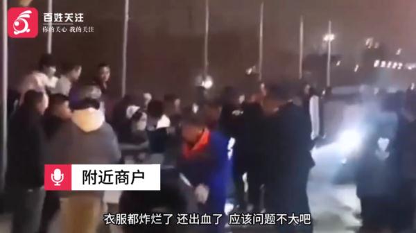 太危险！男孩往下水道塞鞭炮引爆炸，井盖炸飞、面部灼伤