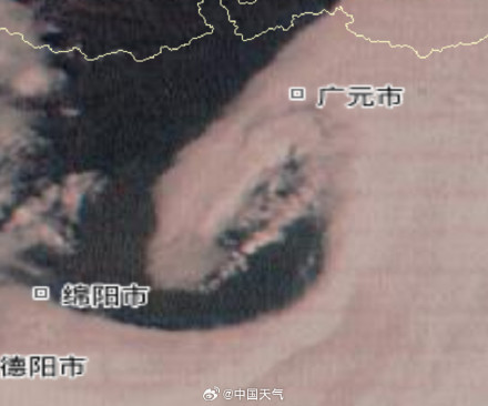 四川云图上出现巨大蛇头