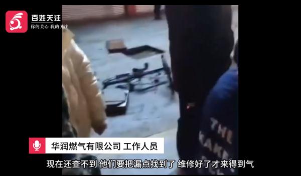 太危险！男孩往下水道塞鞭炮引爆炸，井盖炸飞、面部灼伤