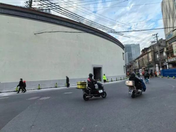 “酱园弄”重新亮相，乍浦路变老上海风情街！市民都来此地“拍戏”了