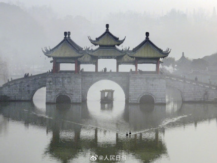 意境拉满！晨雾中的亭台楼阁宛如水墨画