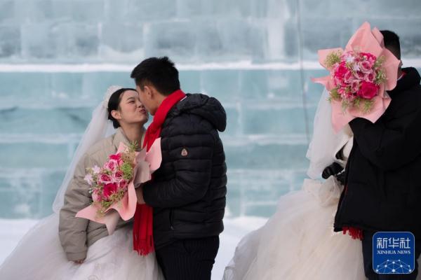 新华全媒+|哈尔滨第四十届冰雪集体婚礼隆重举行 新华全媒+|哈尔滨第四十届冰雪集体婚礼隆重举行