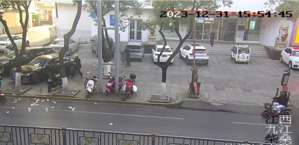 事发江西!万元现金散落街头 事发江西!万元现金散落街头