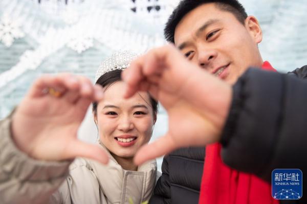 新华全媒+|哈尔滨第四十届冰雪集体婚礼隆重举行 新华全媒+|哈尔滨第四十届冰雪集体婚礼隆重举行