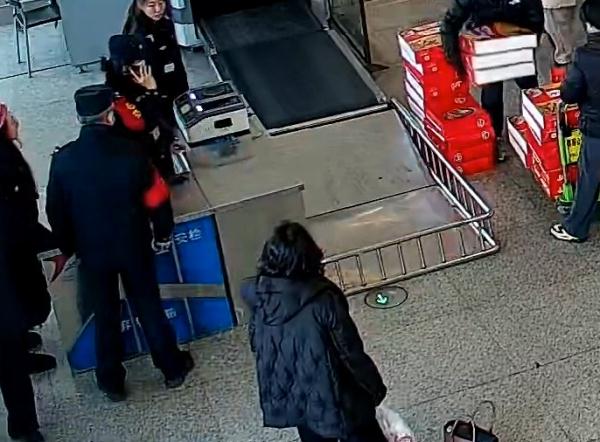 “这是妈妈最后留给我的东西了，不能丢了……”