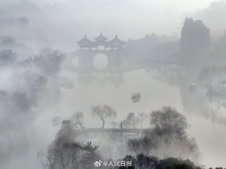 意境拉满！晨雾中的亭台楼阁宛如水墨画
